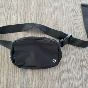 NWOT Lululemon black belt bag